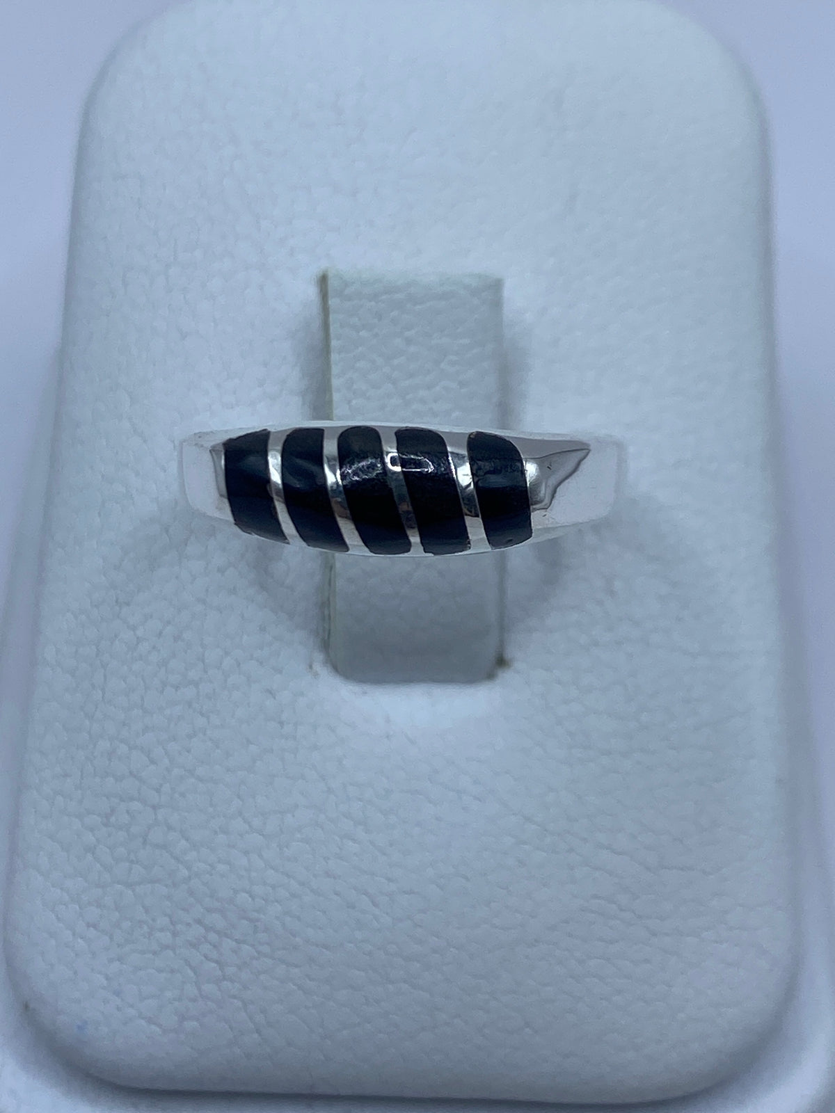 Anillo de plata con ónix negro engastado, vista superior en blanco