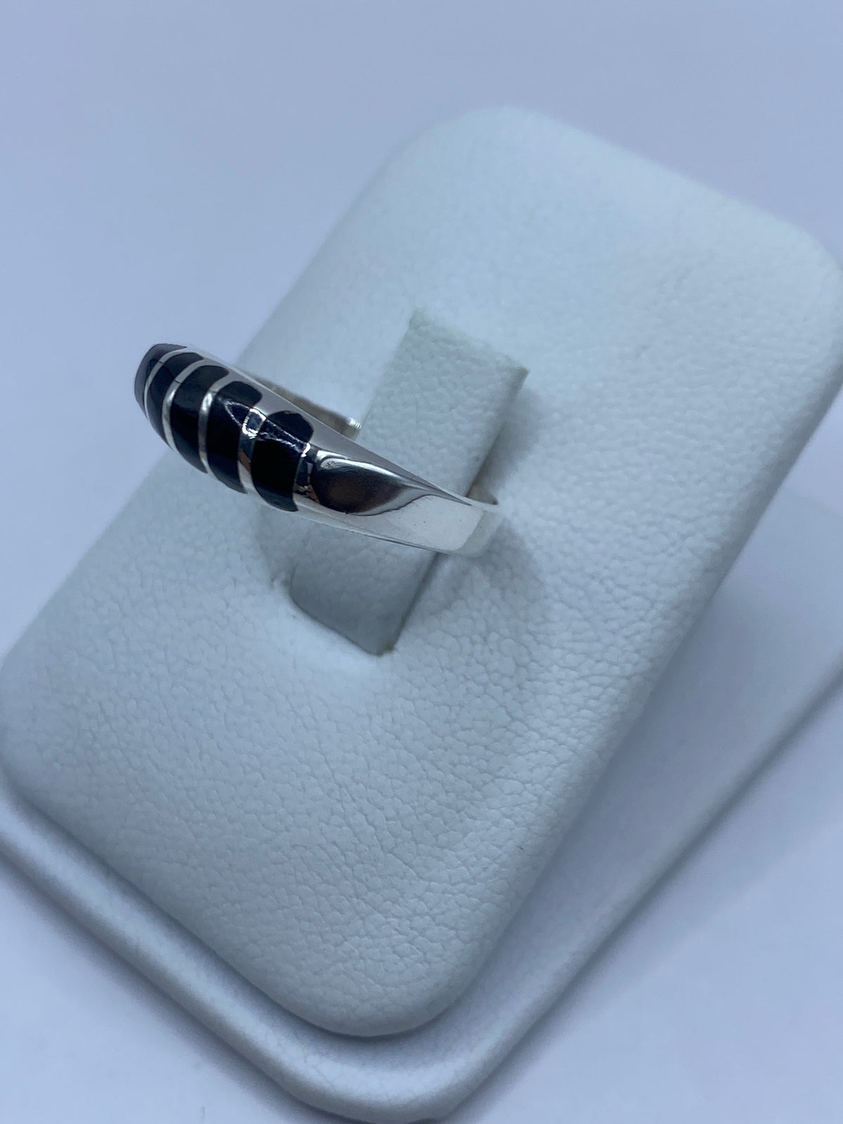 Anillo ónix negro en plata 925 sobre dedo, lateral