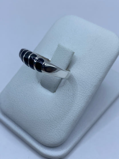 Anillo ónix negro en plata 925 sobre dedo, lateral