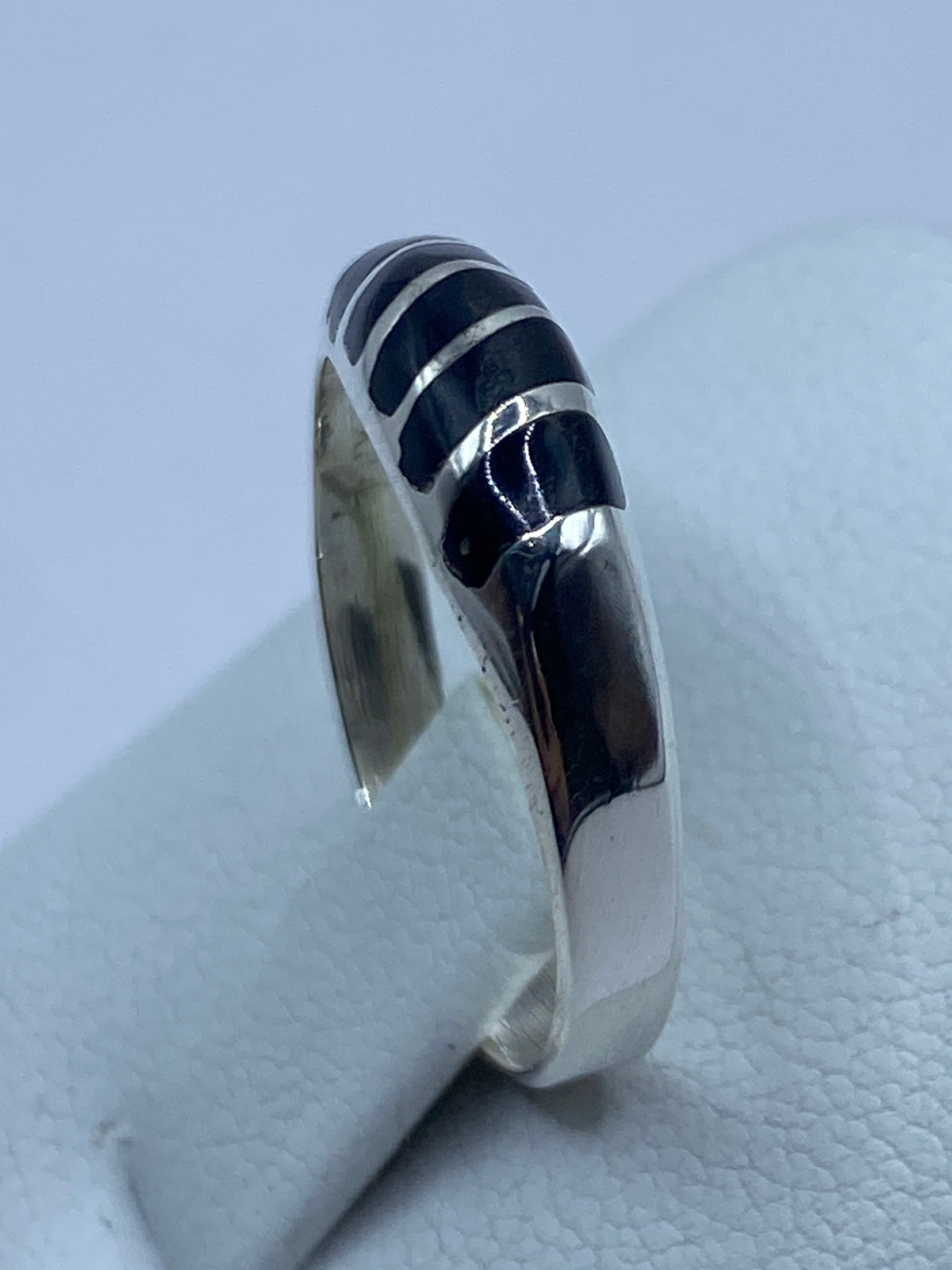 Detalle del engaste de ónix a mano en anillo de plata