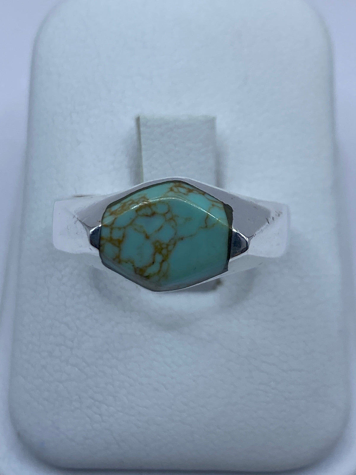 Anillo de plata con turquesa azul cielo engastada en forma geométrica