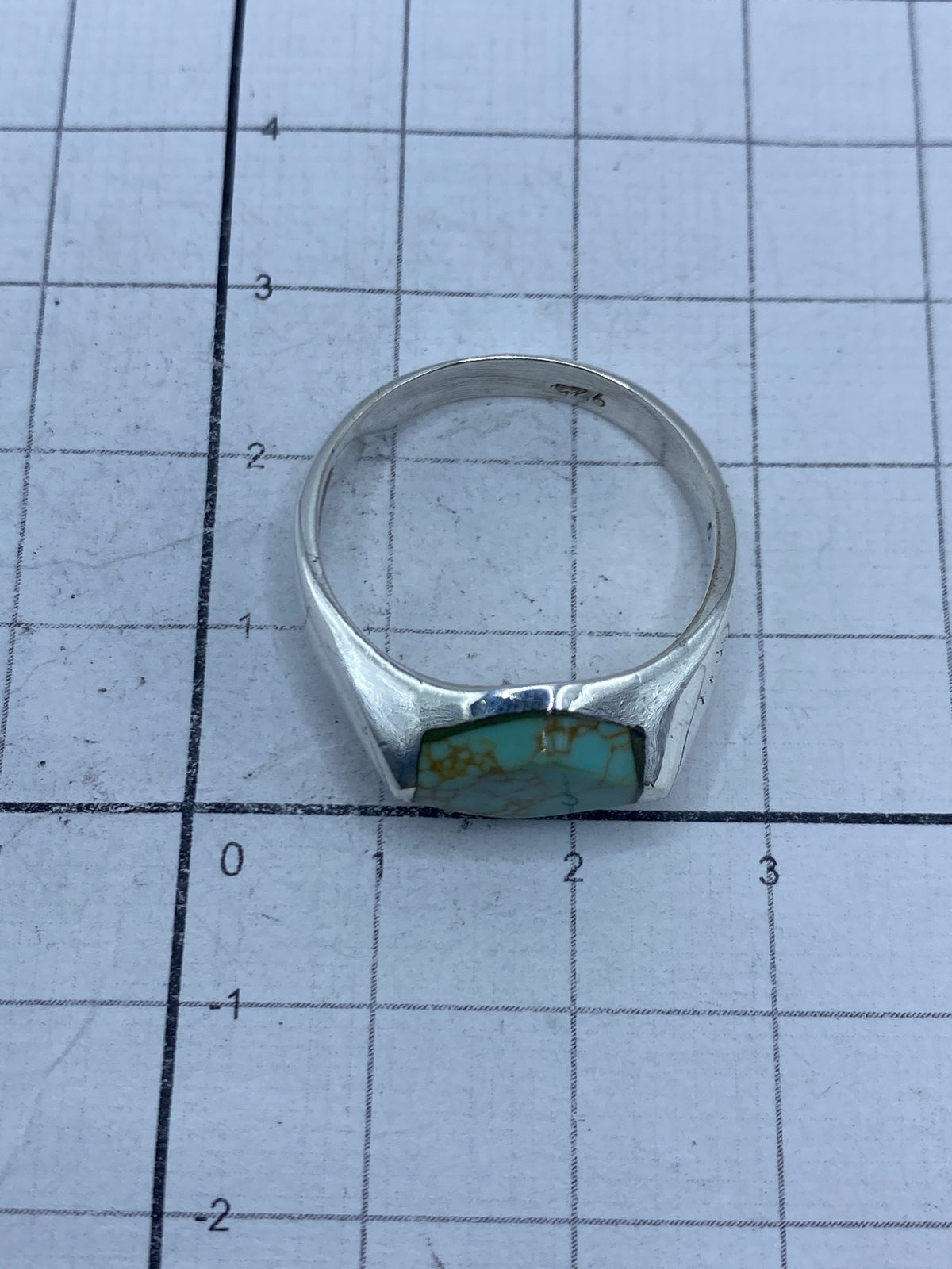 Anillo de plata 925 con turquesa en la mano de una persona