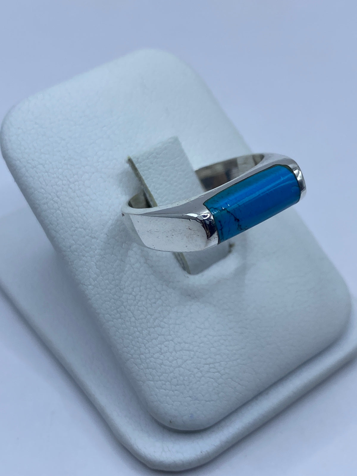 Anillo en turquesa azul cielo y plata, detalle del engaste a mano