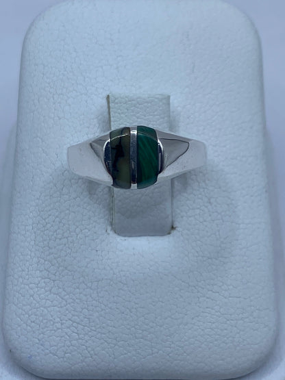 Anillo de plata 925 con malaquita verde engastada a mano, vista frontal