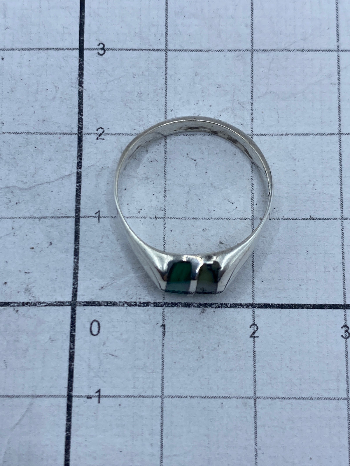 Anillo sobre escala de gramos mostrando peso de 2.6 gramos y marca 925
