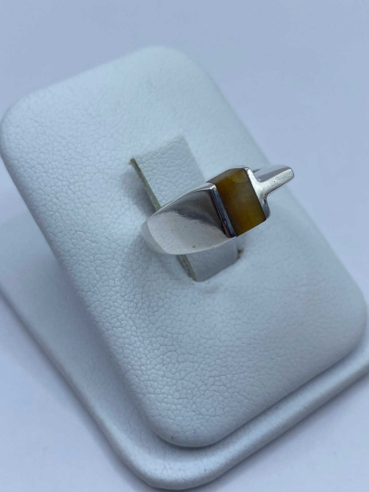 Vista frontal del anillo de engaste de plata 925 con Ojo de Tigre