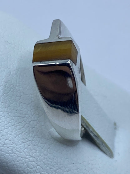 Detalle lateral del anillo en escala métrica, mostrando la profundidad del engaste