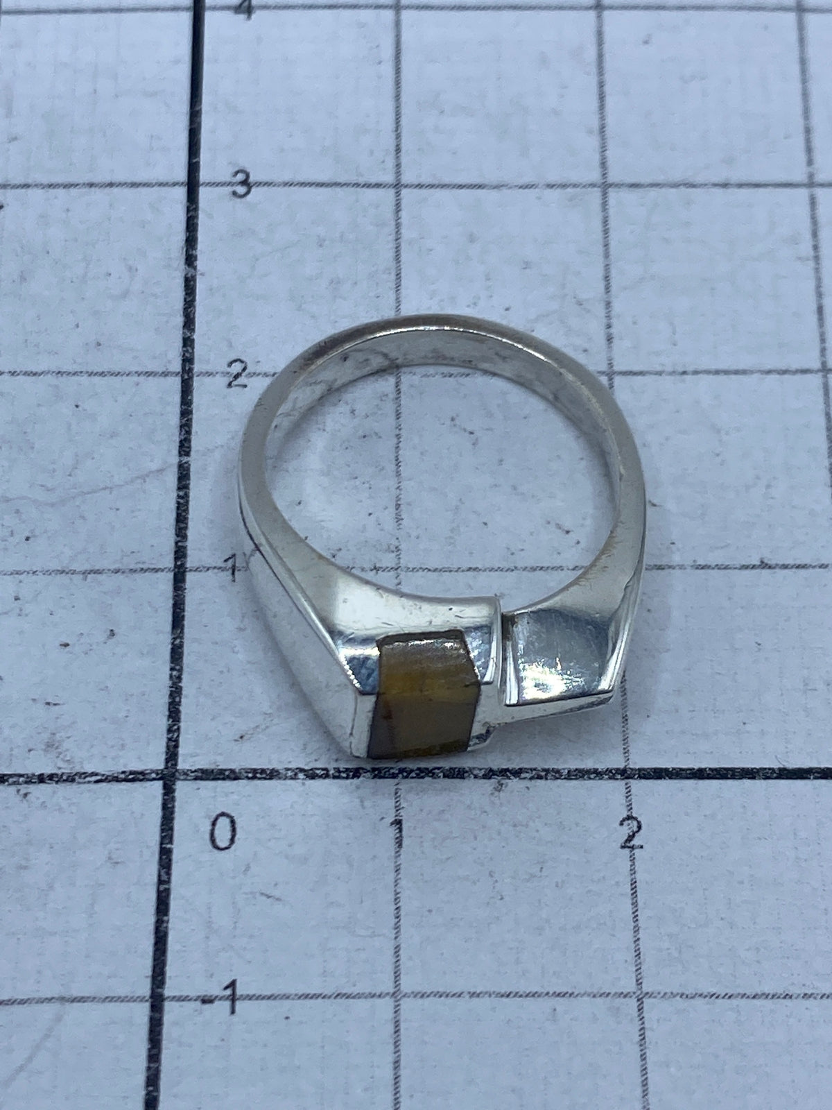 Anillo sobre fondo blanco revelando el Quinto 925 en el interior