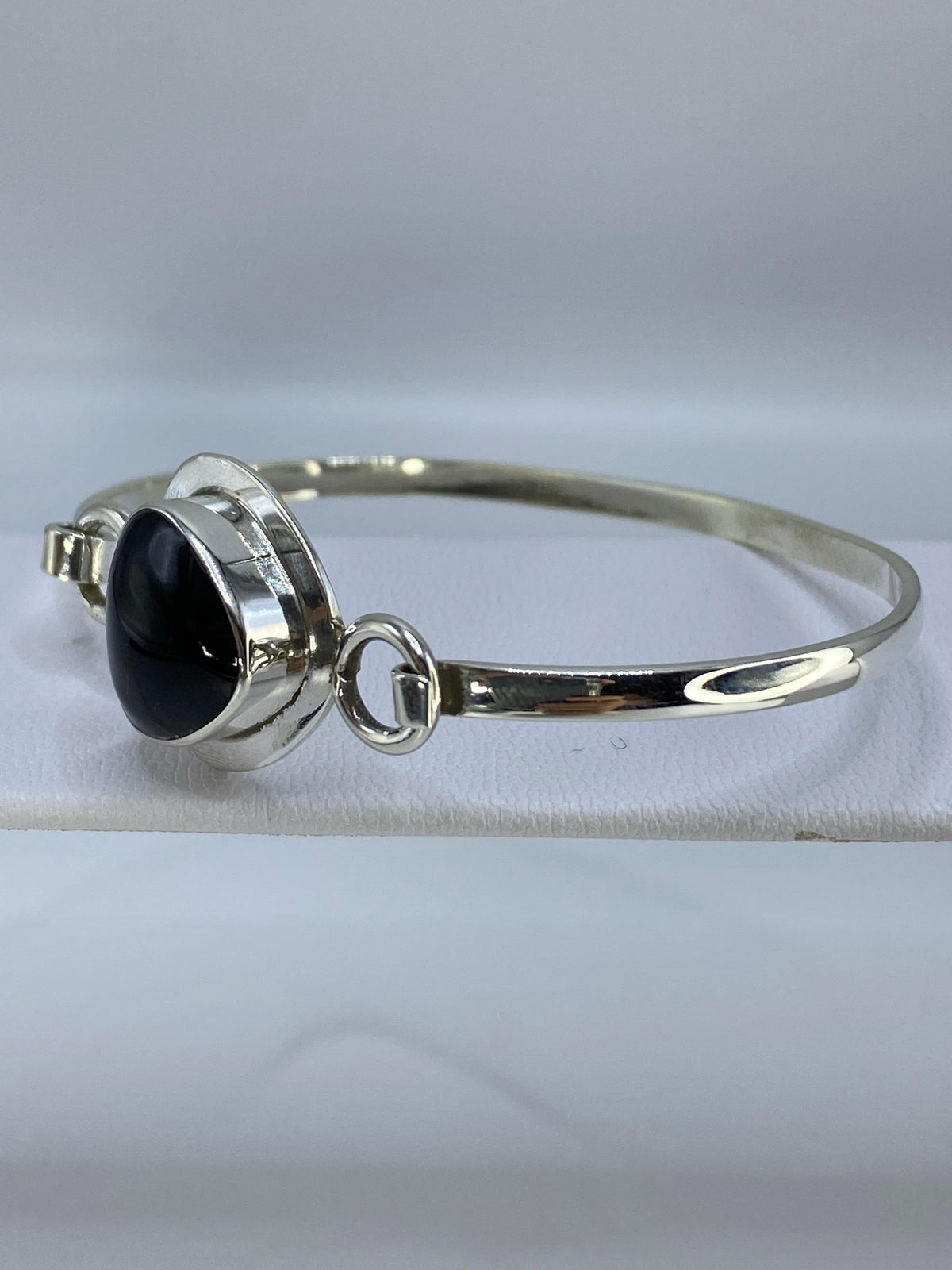 Vista frontal del brazalete rígido de plata 925 con engaste de ónix