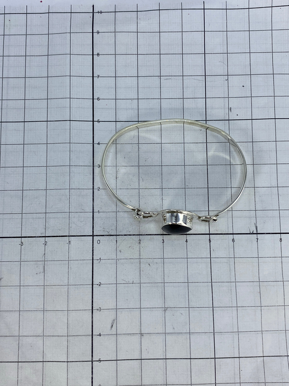 Brazalete sobre fondo blanco mostrando el Quinto 925