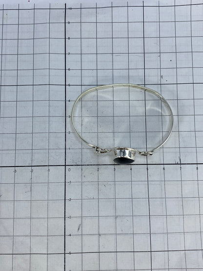 Brazalete sobre fondo blanco mostrando el Quinto 925