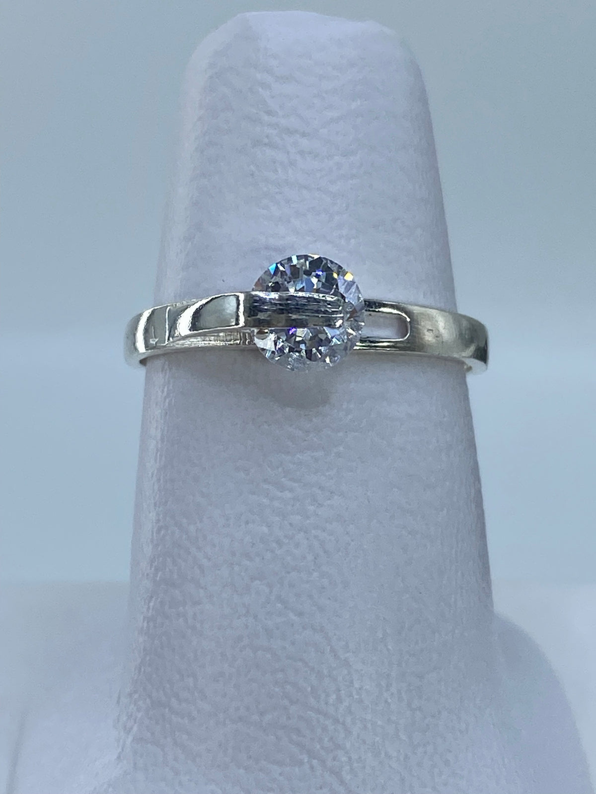 Anillo solitario de plata 925 con circonia cristalina en talla 8, vista frontal en el dedo