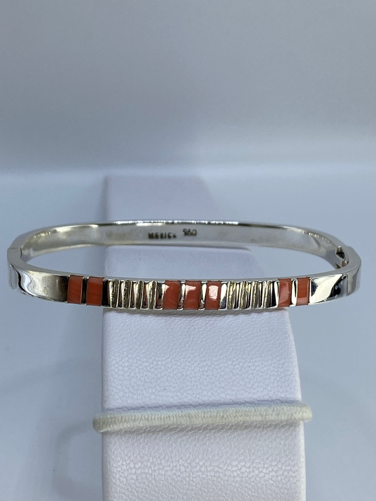 Brazalete rígido de plata 950 con coral rojo coralino engastado, vista frontal
