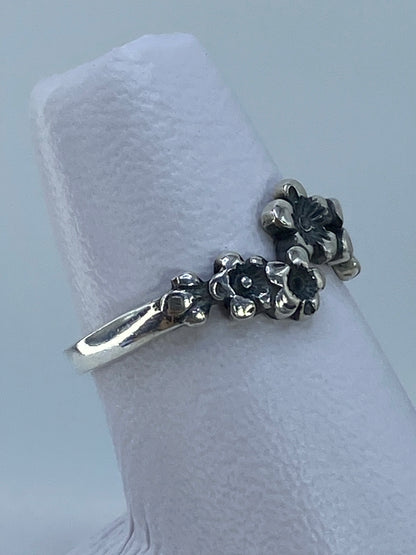 Vista lateral del anillo de plata repujado mostrando el detalle de las flores en relieve