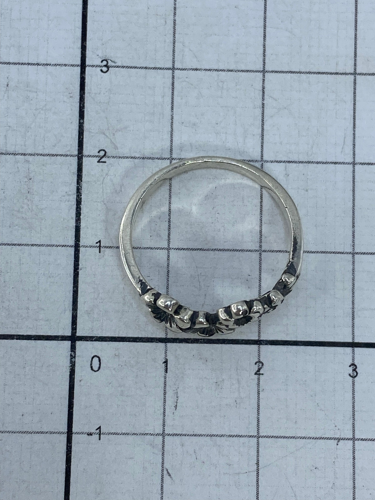 Anillo sobre fondo blanco mostrando el Quinto 925 en el interior
