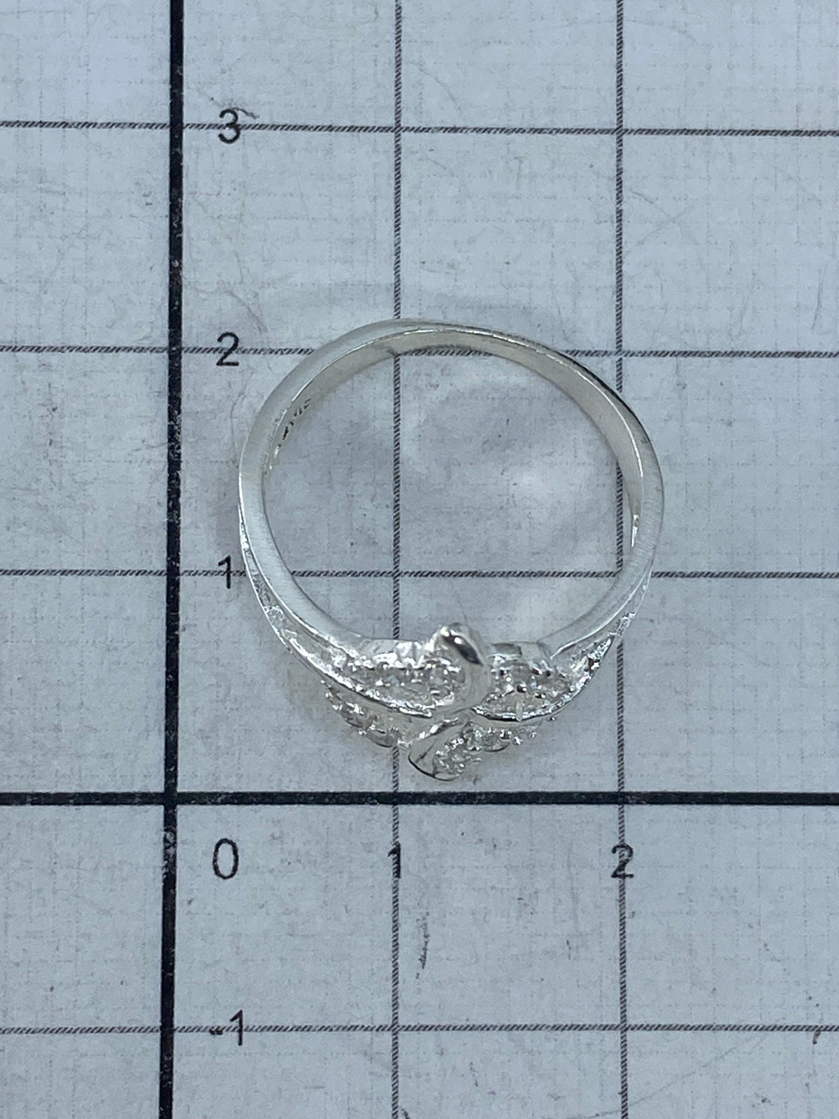 Anillo sobre fondo blanco con marcas de talla — Quinto 925 visible