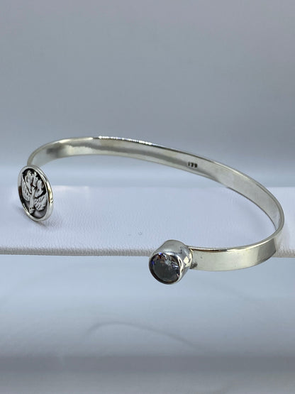 Vista lateral del brazalete mostrando el ancho de banda de 4.4 cm y el brillo de la circonia