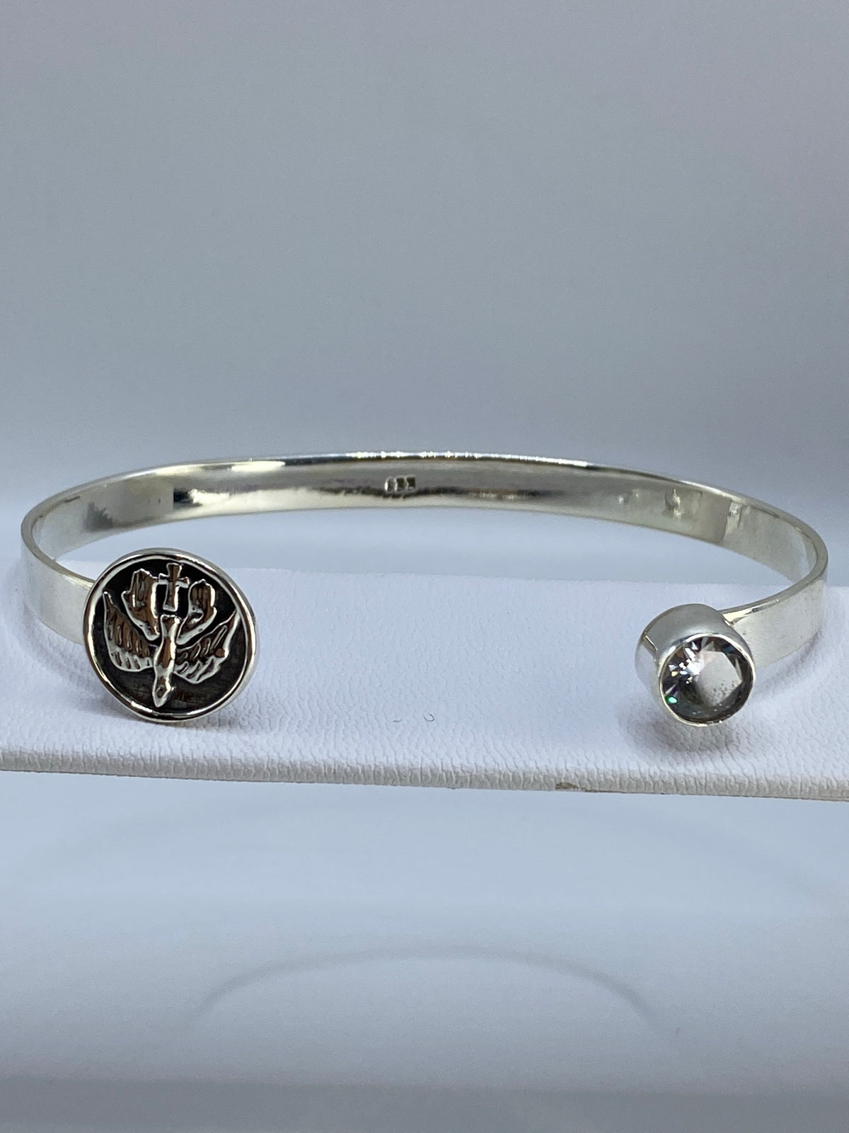 Brazalete puesto en la muñeca, demostrando el diámetro interior de 7.1 cm