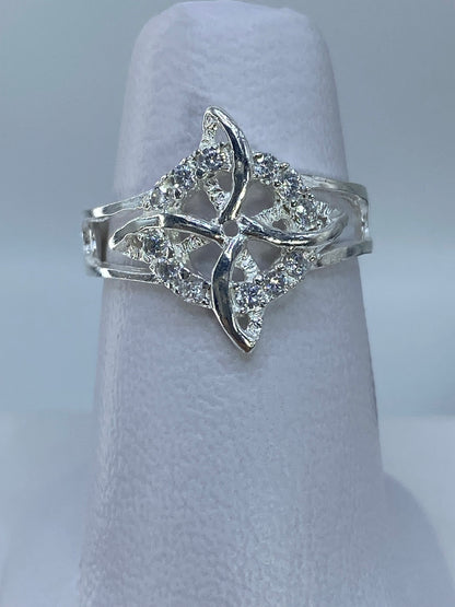 Anillo plata 925 Nudo de Bruja con micro-circonia cristalina en patron micro-pave