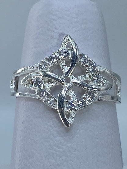 Detalle macro de las micro-piedras cristalinas engastadas en plata 925