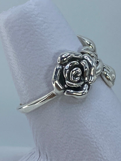 Vista lateral del anillo de plata con diseño floral en relieve
