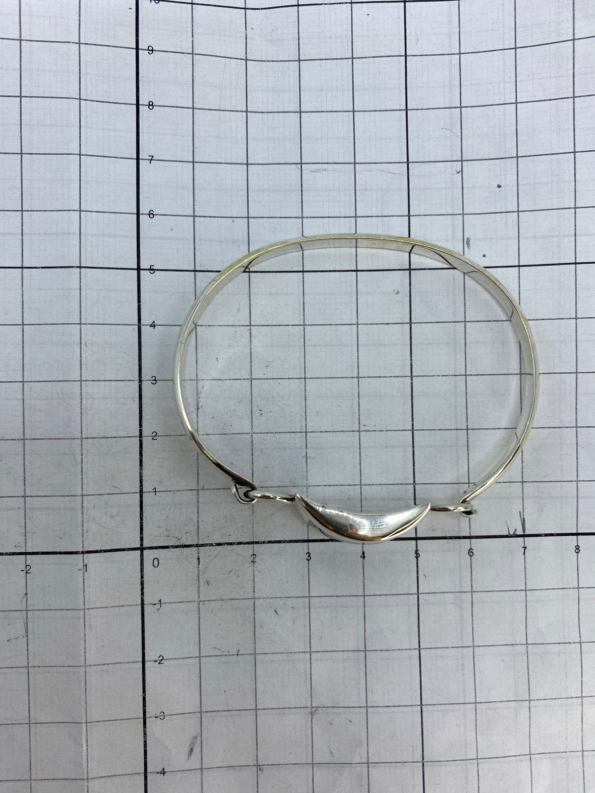 Brazalete sobre fondo blanco con el Quinto 925 visible