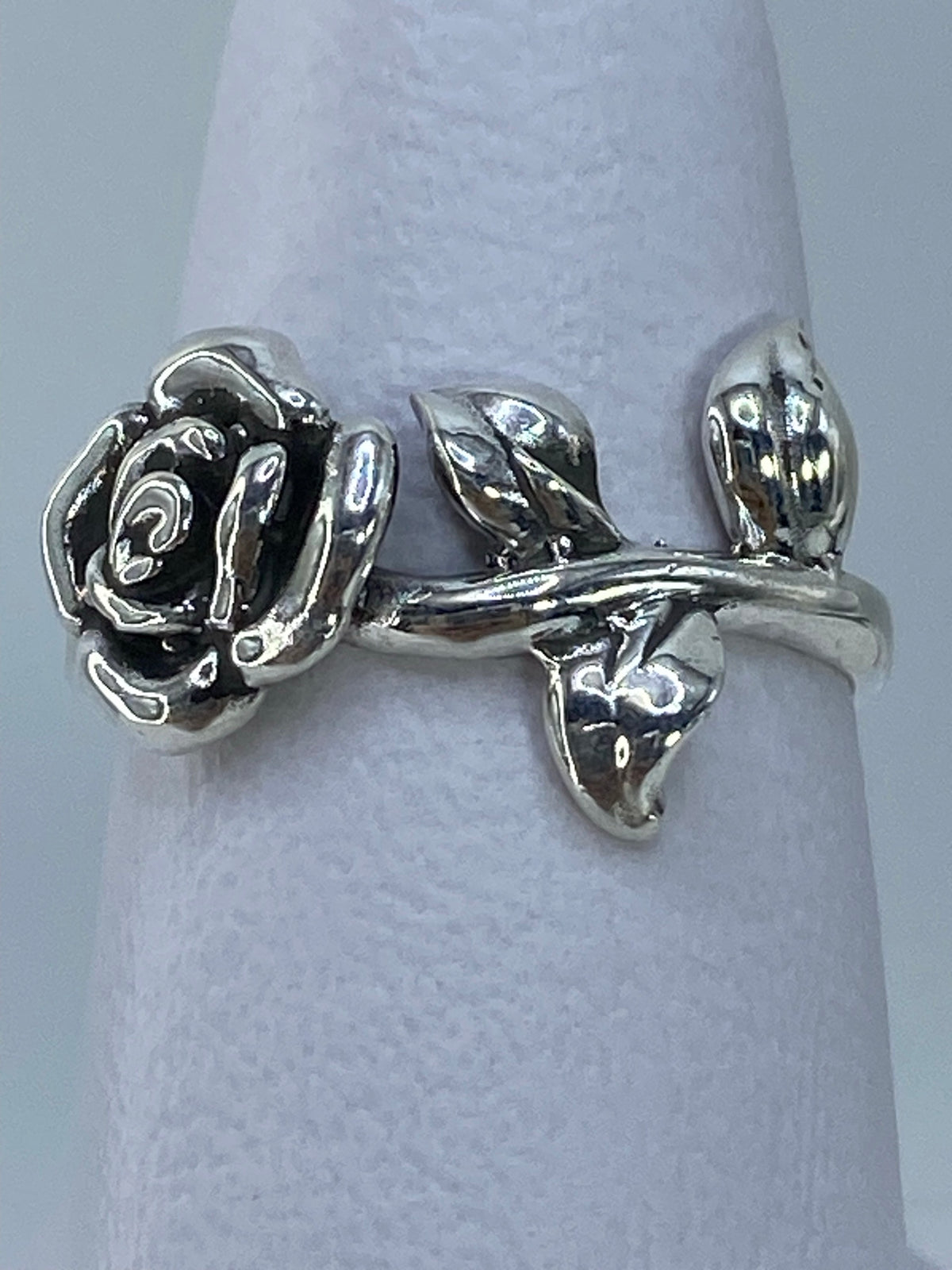 Anillo en mano femenina mostrando cómo luce puesto el diseño floral