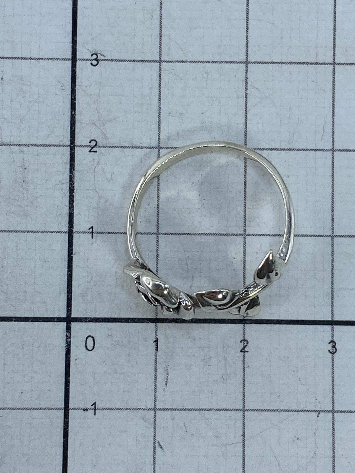 Anillo sobre fondo blanco con marca de Quinto 925 visible en el interior