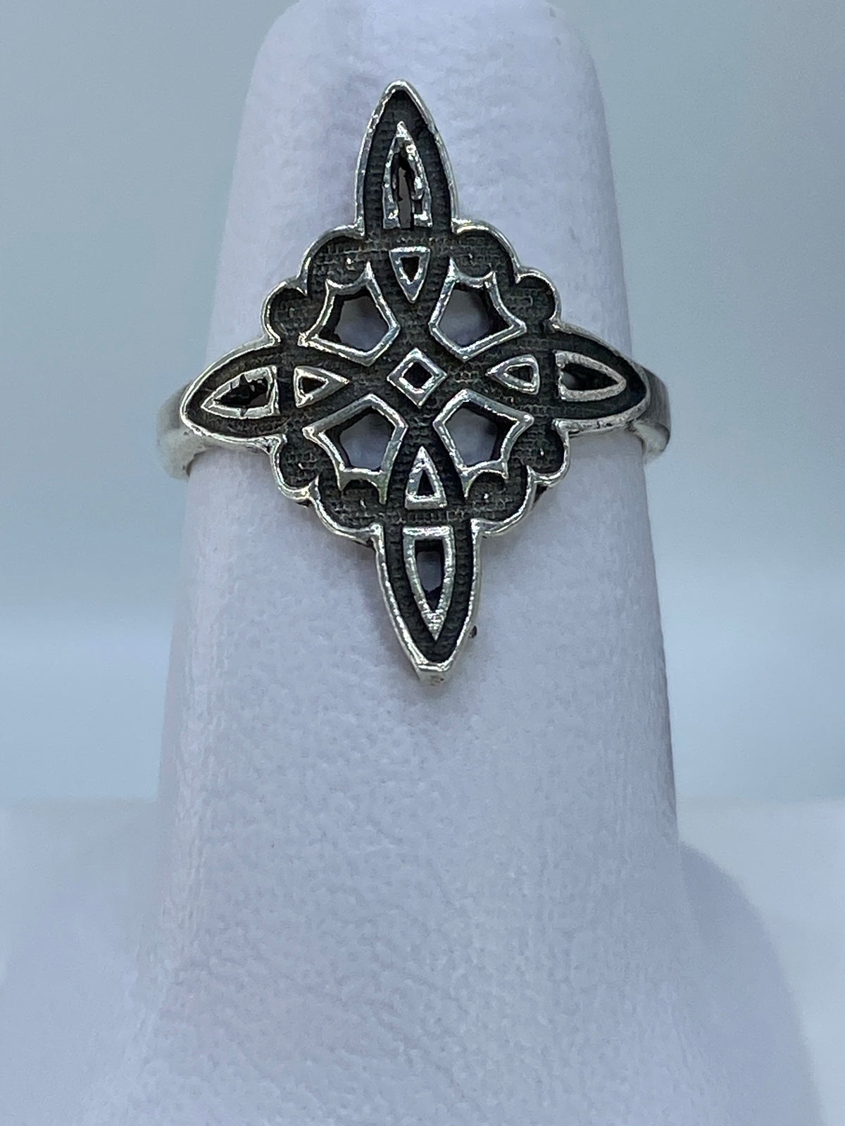 Anillo de plata 925 con nudo de bruja repujado, detalle frontal del diseño calado