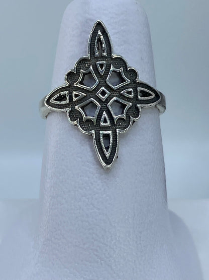 Anillo de plata 925 con nudo de bruja repujado, detalle frontal del diseño calado