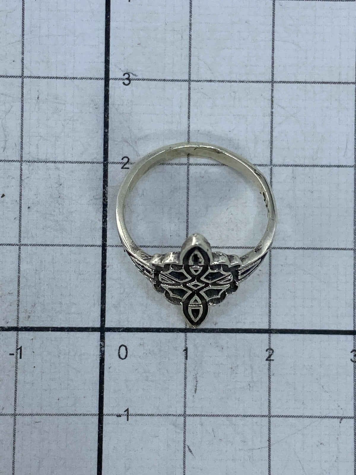 Anillo Nudo de Bruja puesto en dedo, mostrando el acabado y peso