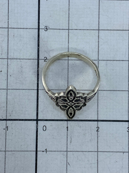Anillo Nudo de Bruja puesto en dedo, mostrando el acabado y peso