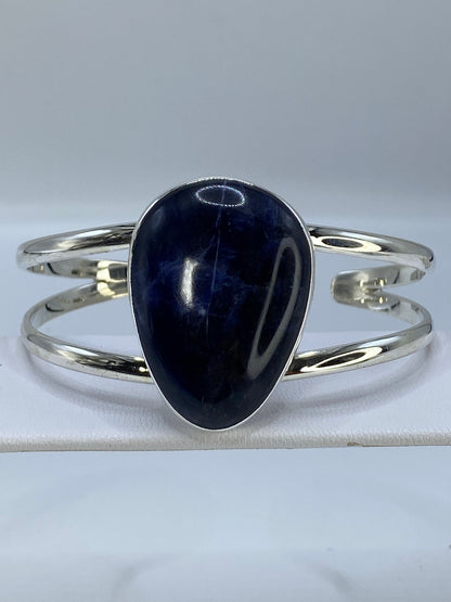 Brazalete de plata 950 rígido con lapislázuli azul engastado, vista frontal