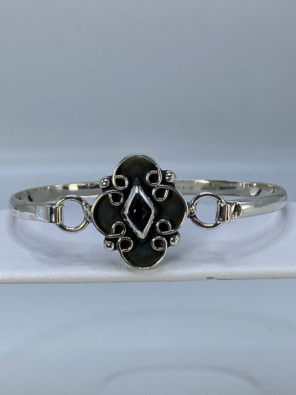 Brazalete de plata 925 con ónix negro engastada, vista superior en muñeca