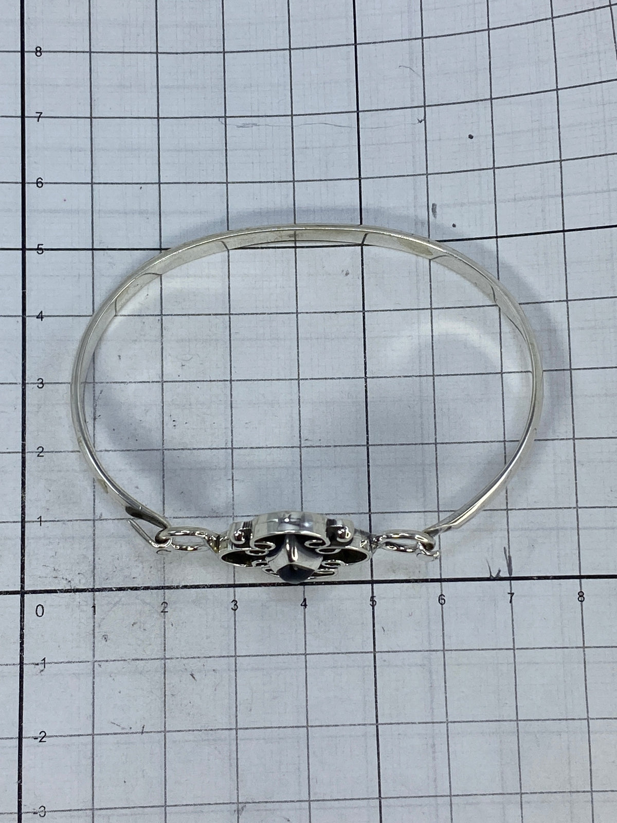 Brazalete sobre fondo blanco con el Quinto 925 visible en la base