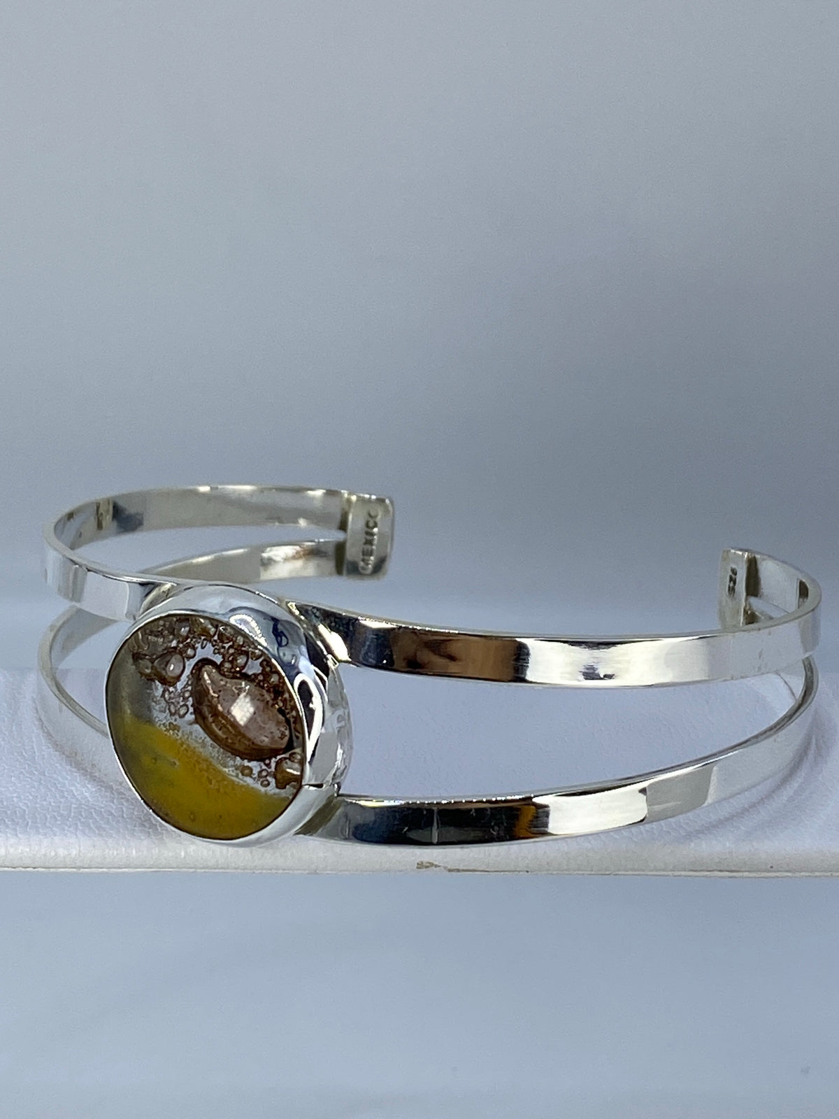 Brazalete de fundición en plata Taxco puesto en muñeca, vista lateral