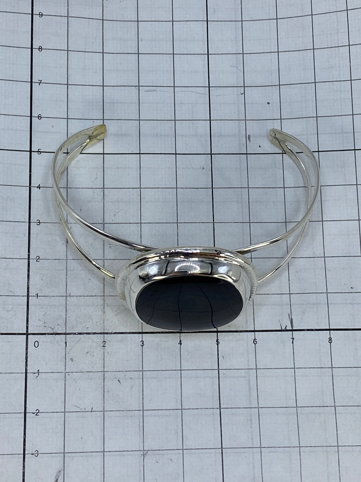 Brazalete puesto en la muñeca mostrando el ajuste y presencia del ónix negro