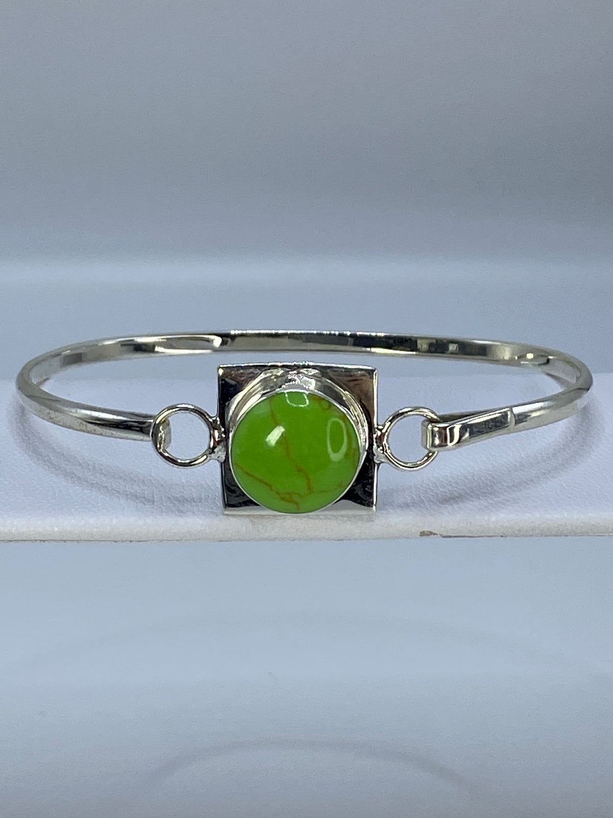 Brazalete cerrado con medida de diámetro 6.1 cm en escala métrica