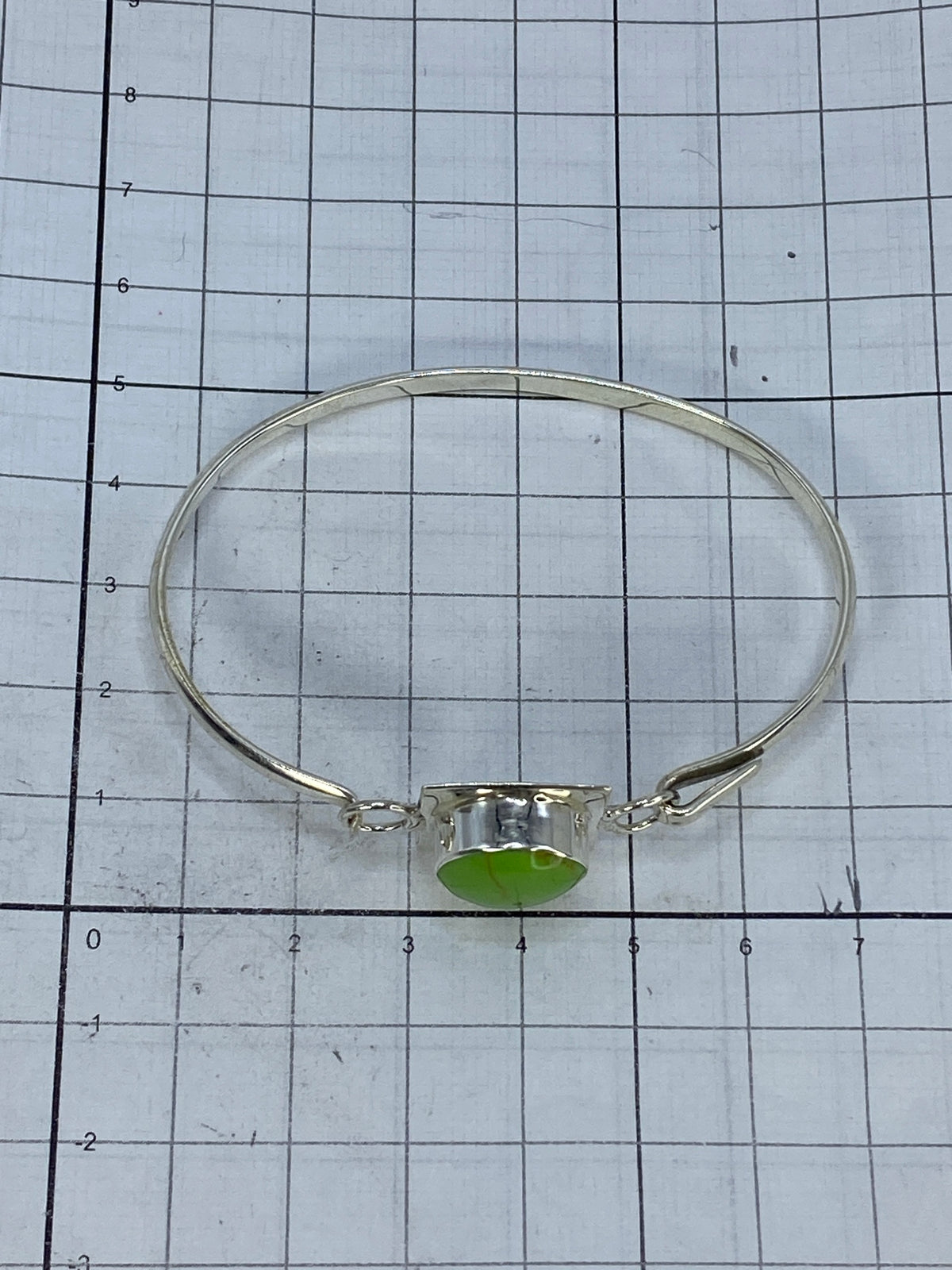 Sello de autenticidad 925 en la base del brazalete de plata
