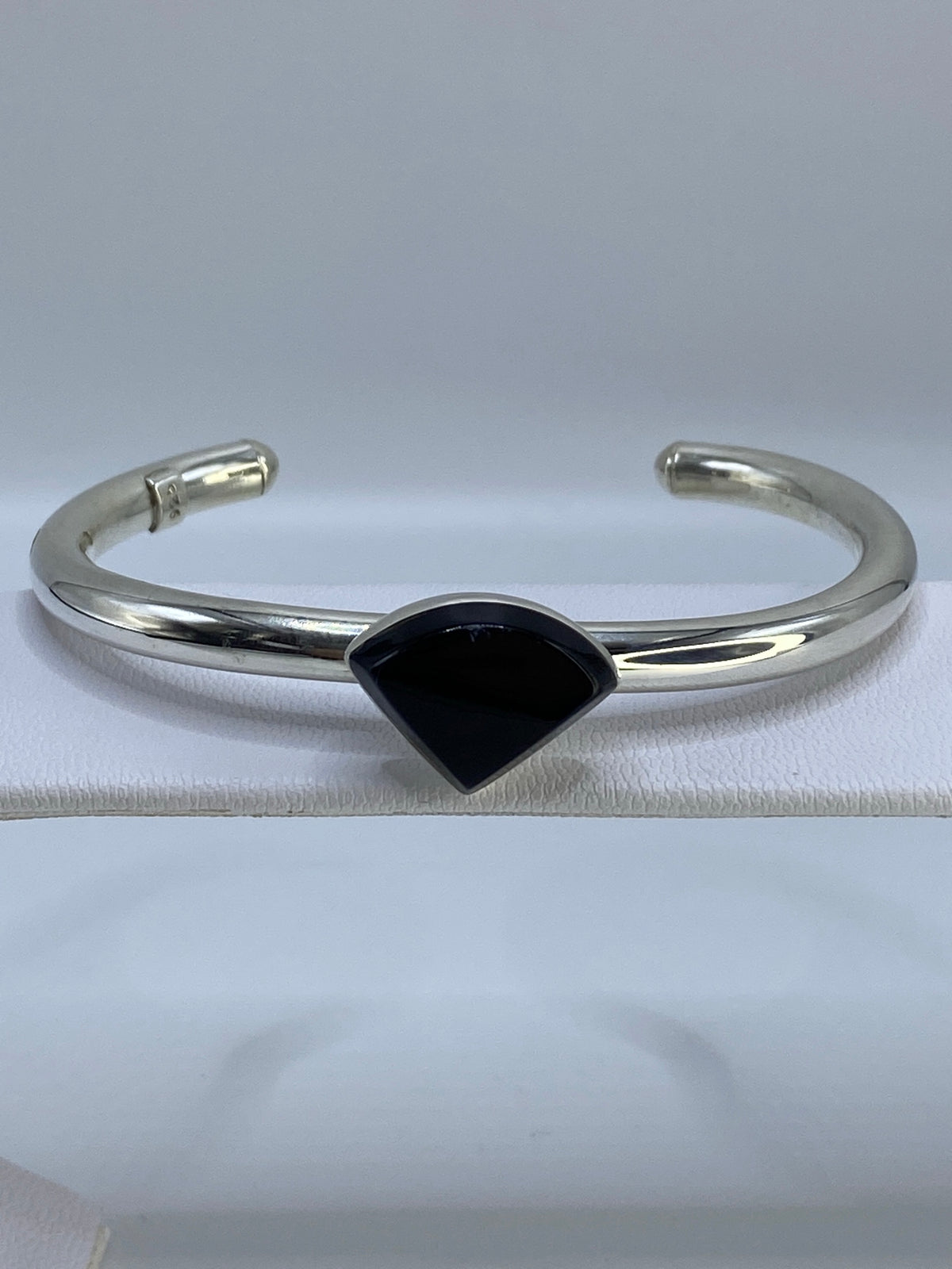 Brazalete de plata 925 con ónix negro engastado, visto de frente