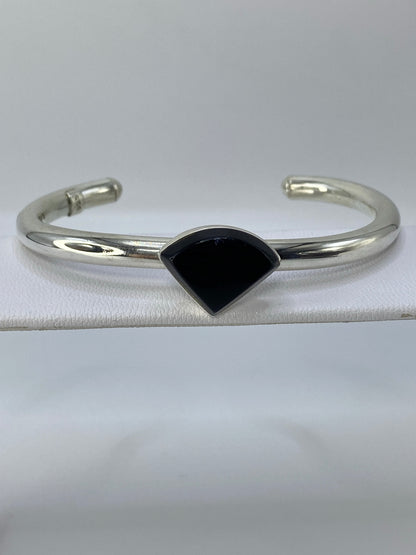 Detalle lateral del brazalete de Taxco con la banda de plata pulida