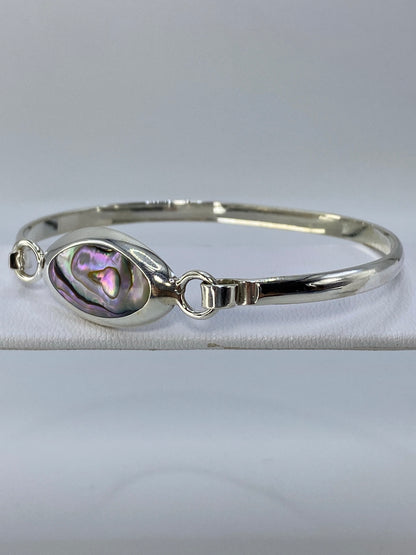 Vista de frente del brazalete mostrando la piedra multicolor en relieve