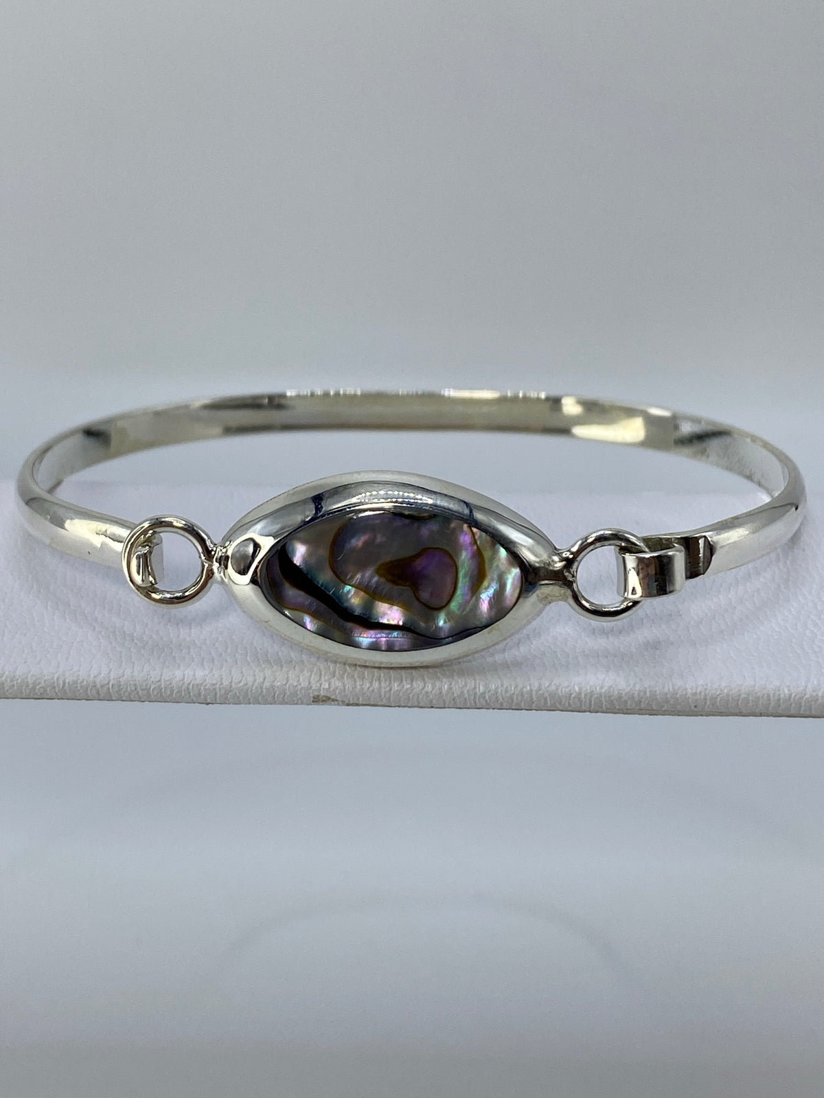 Brazalete puesto en la muñeca, bandas generosas de plata 950