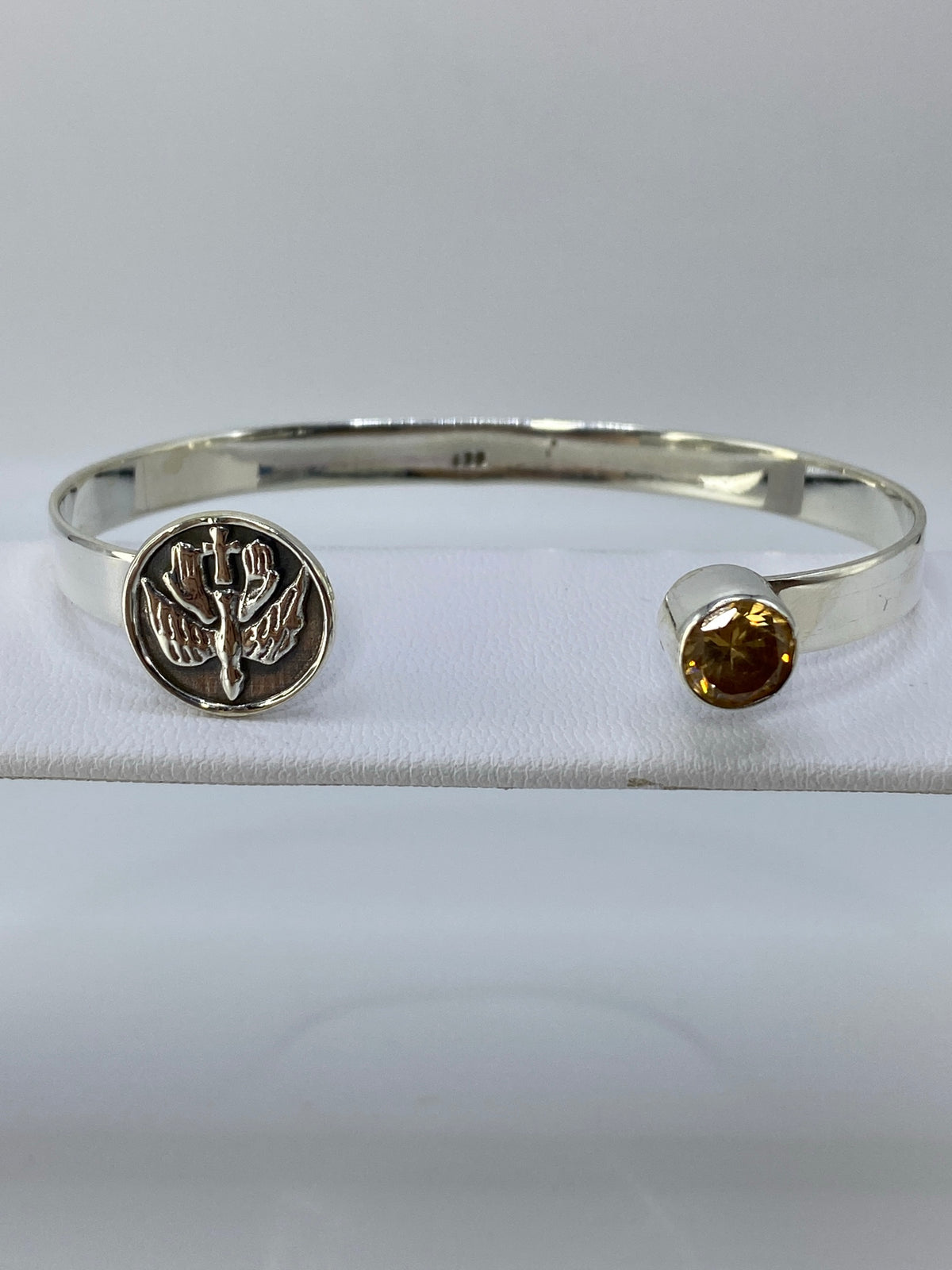 Brazalete puesto en muñeca mostrando diámetro interior de 6.7 cm