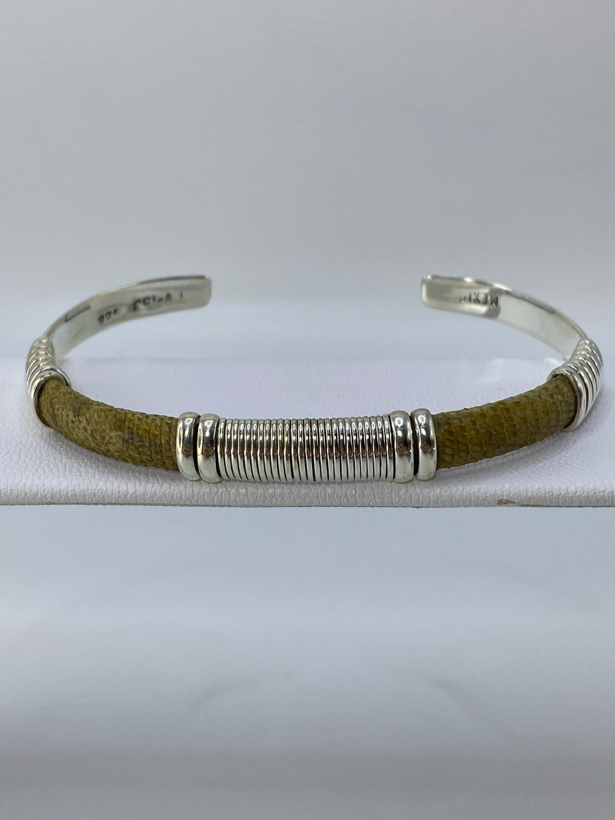Brazalete de plata 950 con acabado piel de víbora, diámetro 6.5 cm, visto desde arriba