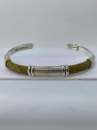 Brazalete de plata 950 con acabado piel de víbora, diámetro 6.5 cm, visto desde arriba