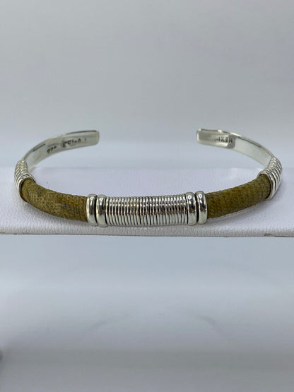 Brazalete puesto en la muñeca de una mujer, mostrando el ancho de banda de 4.5 cm
