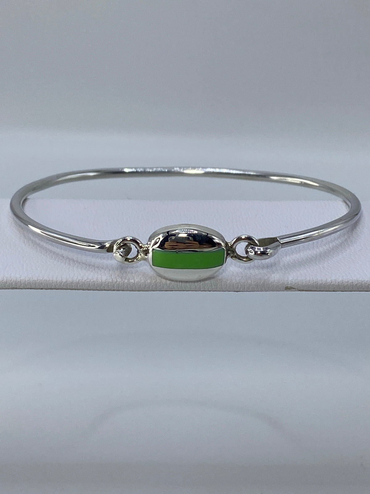 Brazalete rígido de plata 925 con piedra verde olivo engastada en el centro