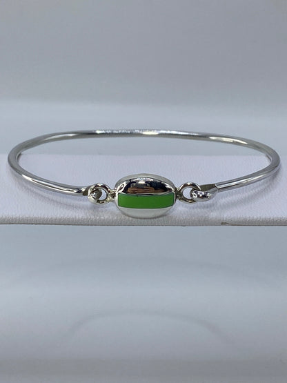 Brazalete rígido de plata 925 con piedra verde olivo engastada en el centro