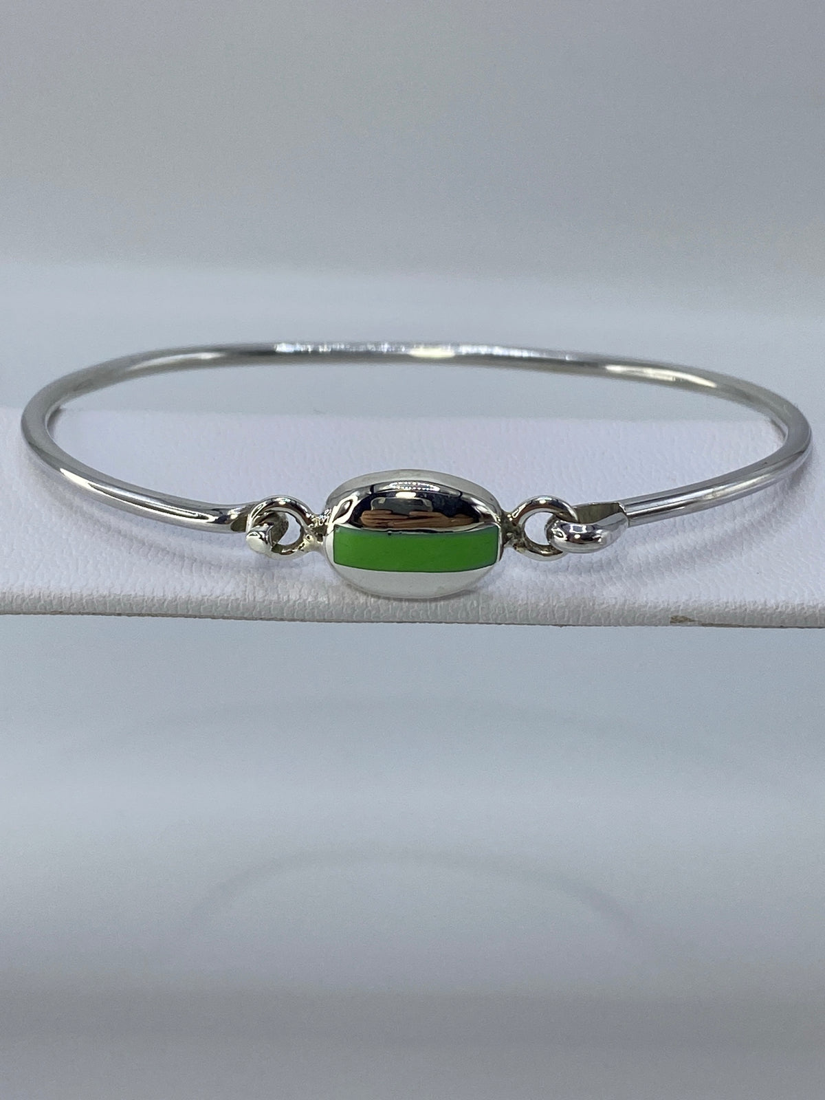 Medición del brazalete: diámetro interior 6.7 cm sobre escala milimétrica